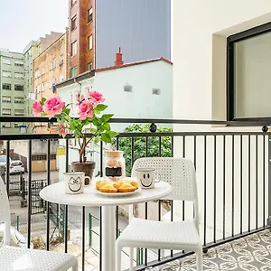 Turisticos Con Terraza En Lapera , Santander España